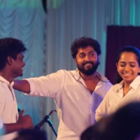 supporting young actor in malayalam karthik vishnu dhyan sreenivasan and sneha babu in kudumbasthreeyum kunjadum location