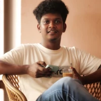 supporting young actor in malayalam karthik vishnu in kudumbasthreeyum kunjadum movie location